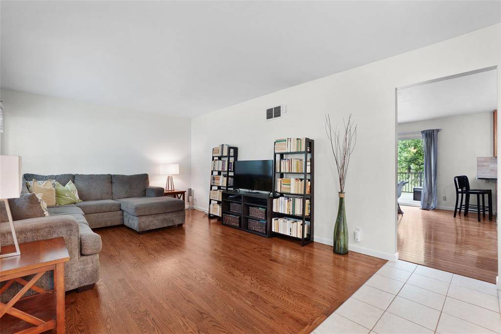 Ballwin, MO 63011,389 Crestbury DR