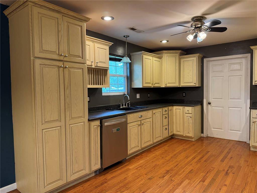Poplar Bluff, MO 63901,305 Harrison LN
