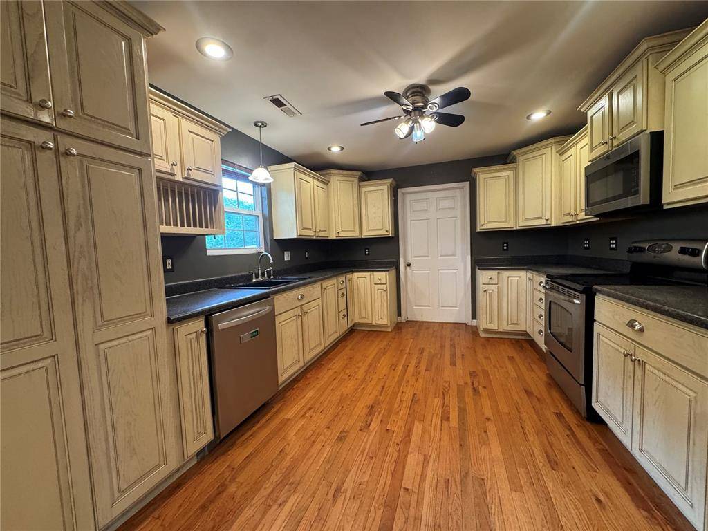 Poplar Bluff, MO 63901,305 Harrison LN
