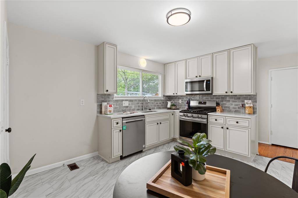 Florissant, MO 63031,335 Skylark DR