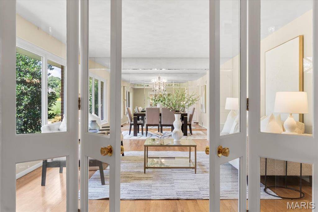 Olivette, MO 63132,2 Ridgegate DR