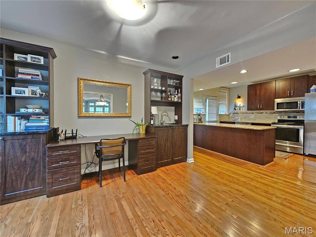 St Louis, MO 63105,6240 Rosebury AVE #2E