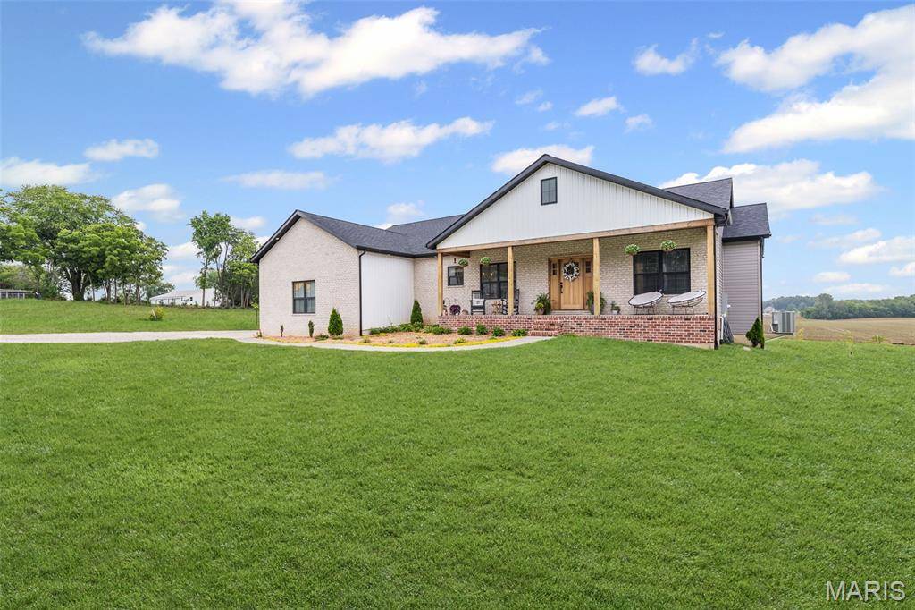 Troy, IL 62294,8353 Maple Grove RD