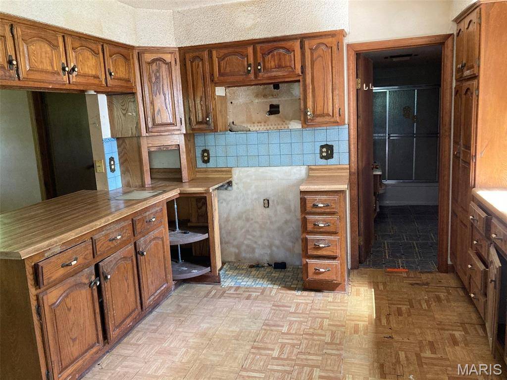 Brookfield, MO 64628,215 Market ST