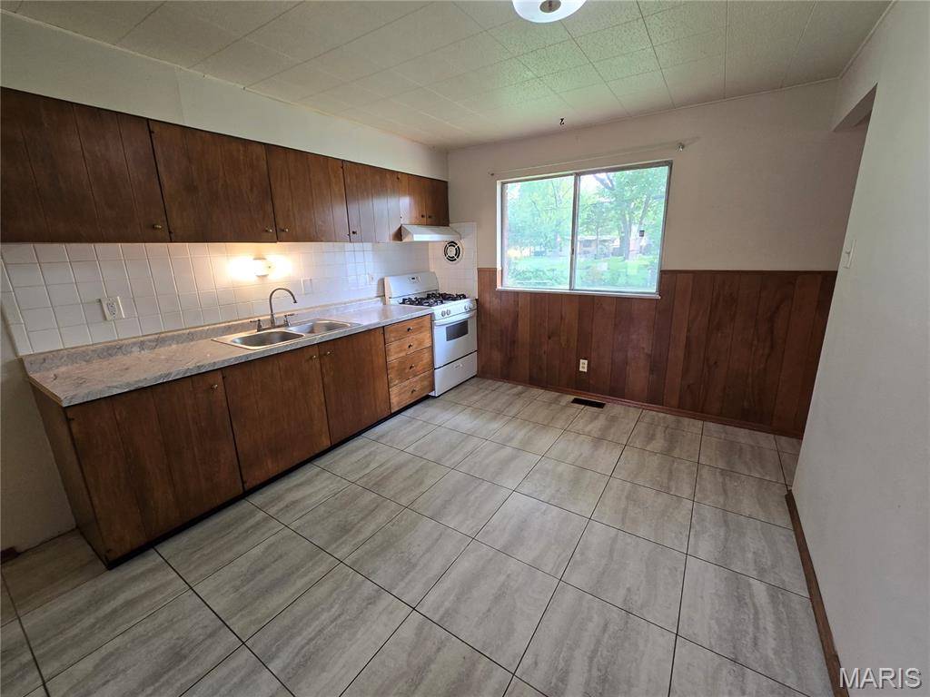 Florissant, MO 63031,515 Patterson LN