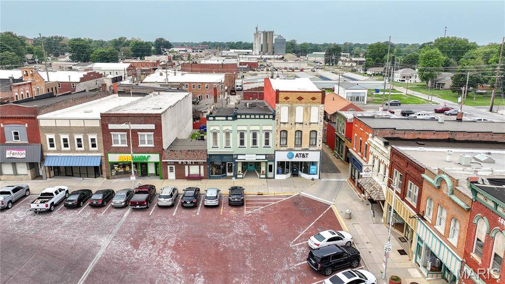 Carlinville, IL 62626,502 W Side SQ
