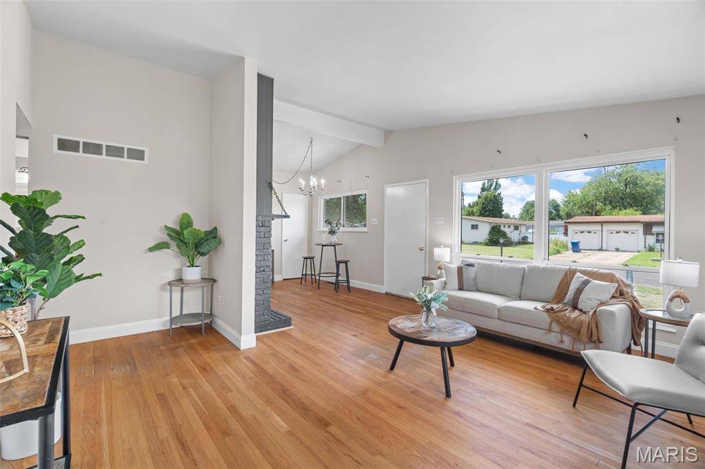 Florissant, MO 63031,2460 Marsielle PL