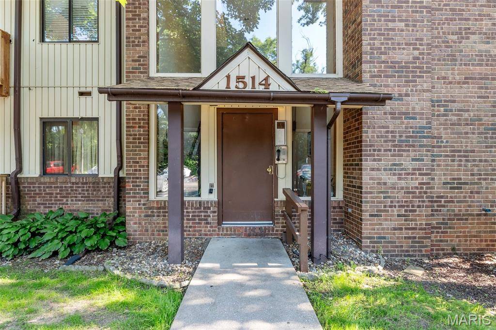 Florissant, MO 63033,1514 Summer Run DR #208