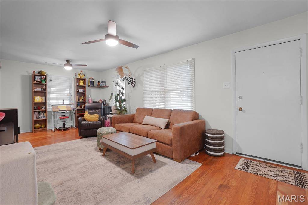 St Louis, MO 63123,10502 Kamping LN