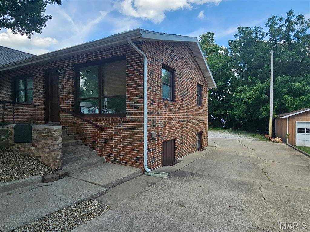 Hillsboro, IL 62049,235 N Broad ST
