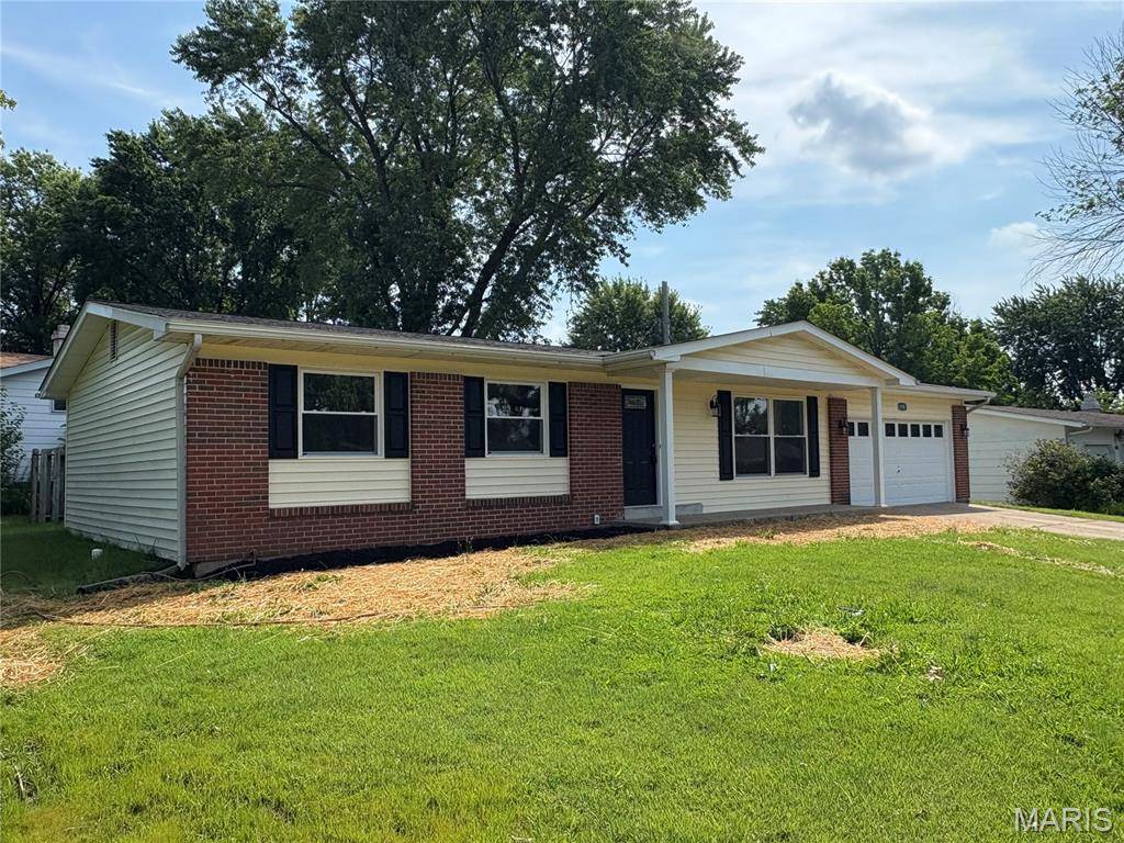 Florissant, MO 63031,1585 Flamingo DR