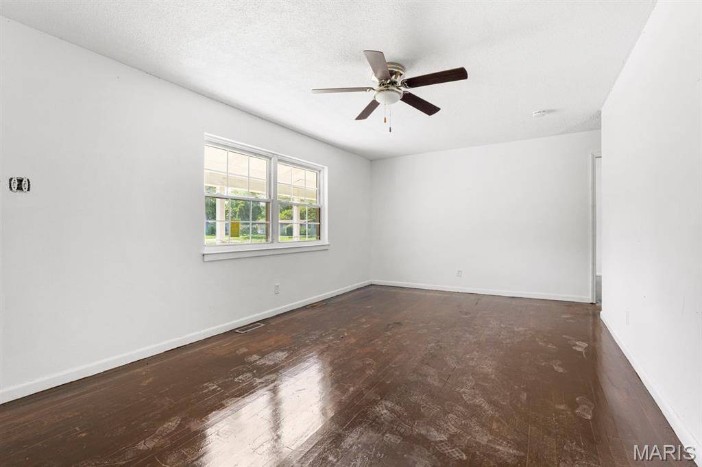 Florissant, MO 63031,325 Moule DR
