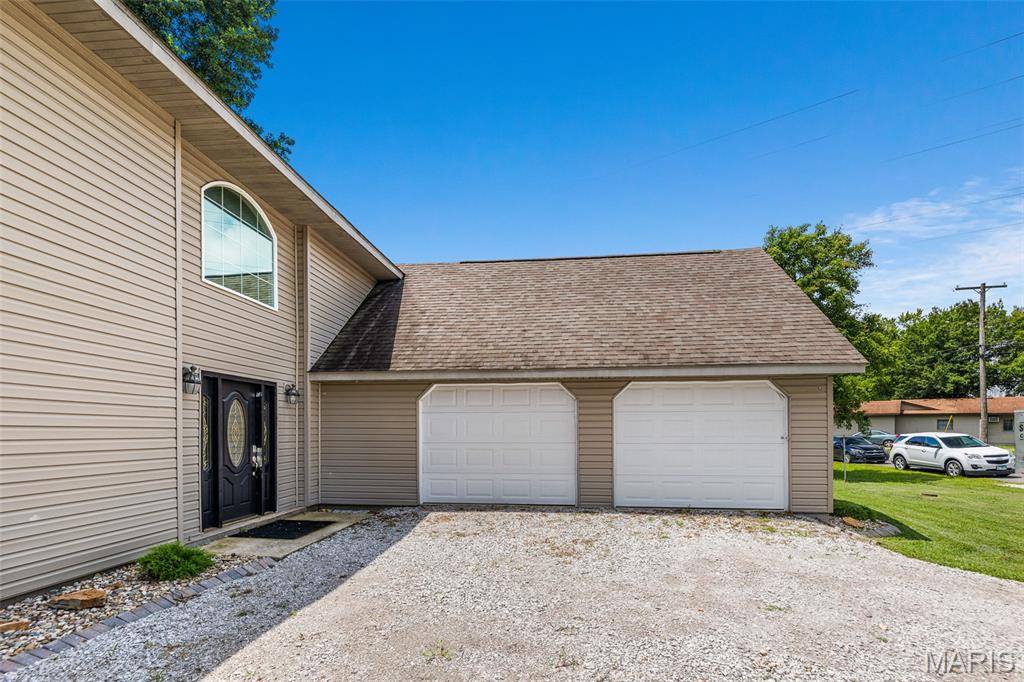 Staunton, IL 62088,1002 E Mill ST