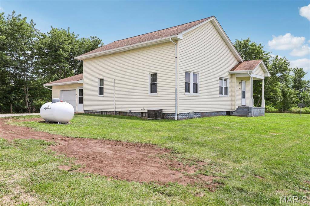 Carlyle, IL 62231,17440 Rt 127 N
