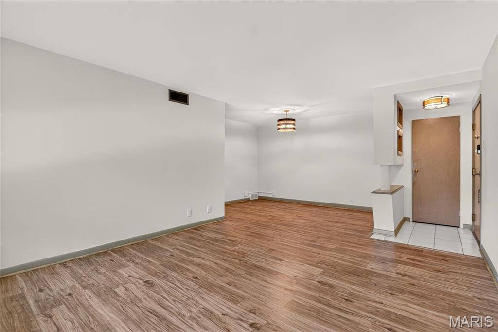 St Louis, MO 63124,2 Delcrest CT #201