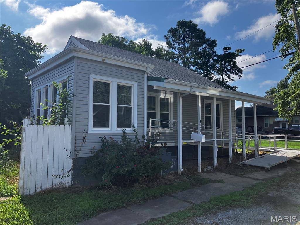 West Frankfort, IL 62896,204 S Douglas