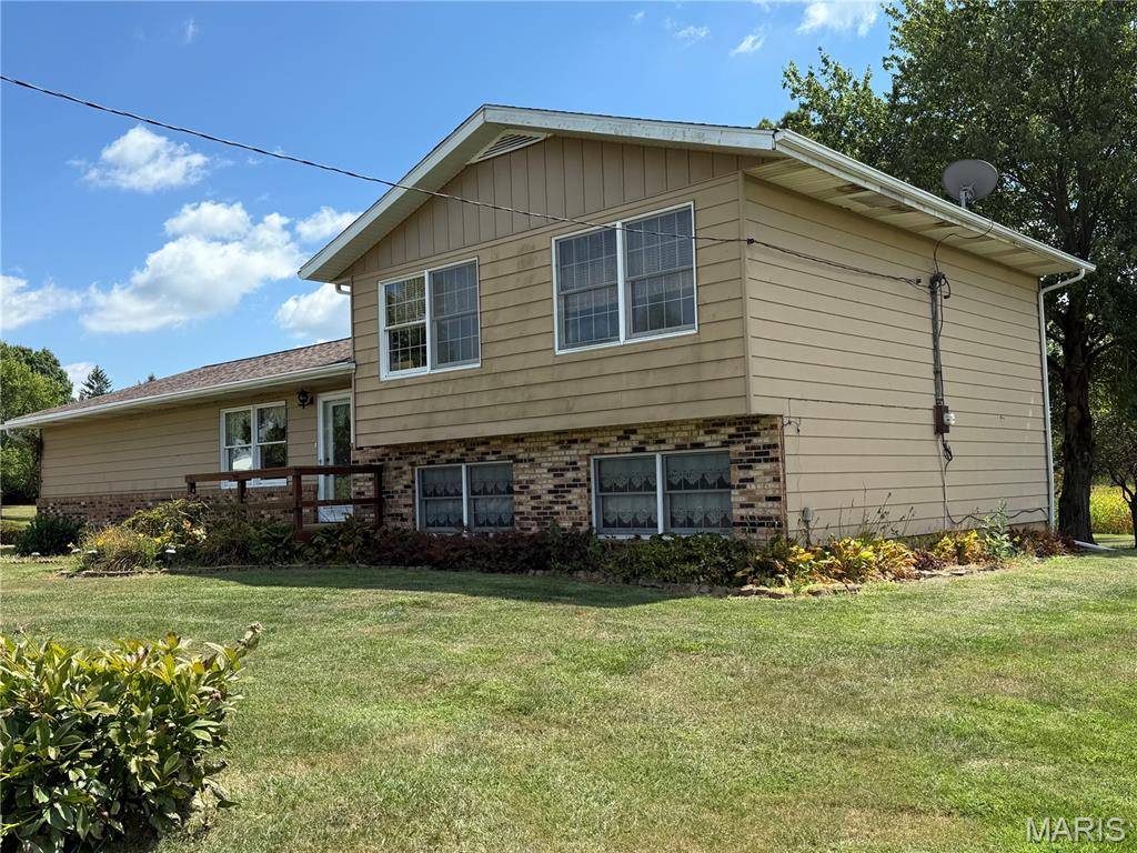 Raymond, IL 62560,106 Johnson LN