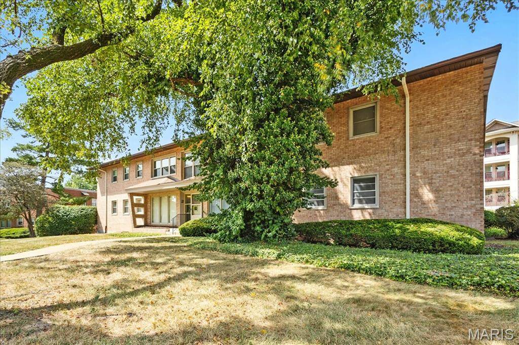 University City, MO 63124,2 Delcrest CT #202
