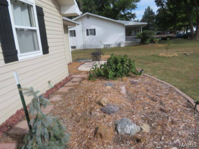 Hillsboro, IL 62049,210 Lands End RD