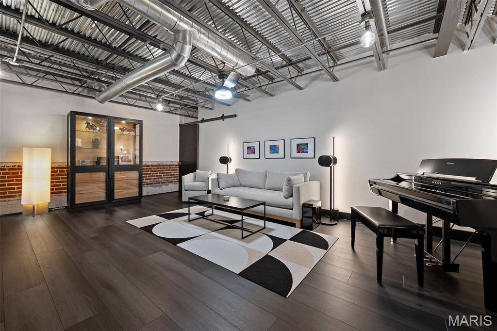 St Louis, MO 63103,2323 Locust ST #212