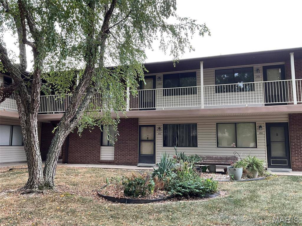 Highland, IL 62249,120 SUPPIGER LN #202