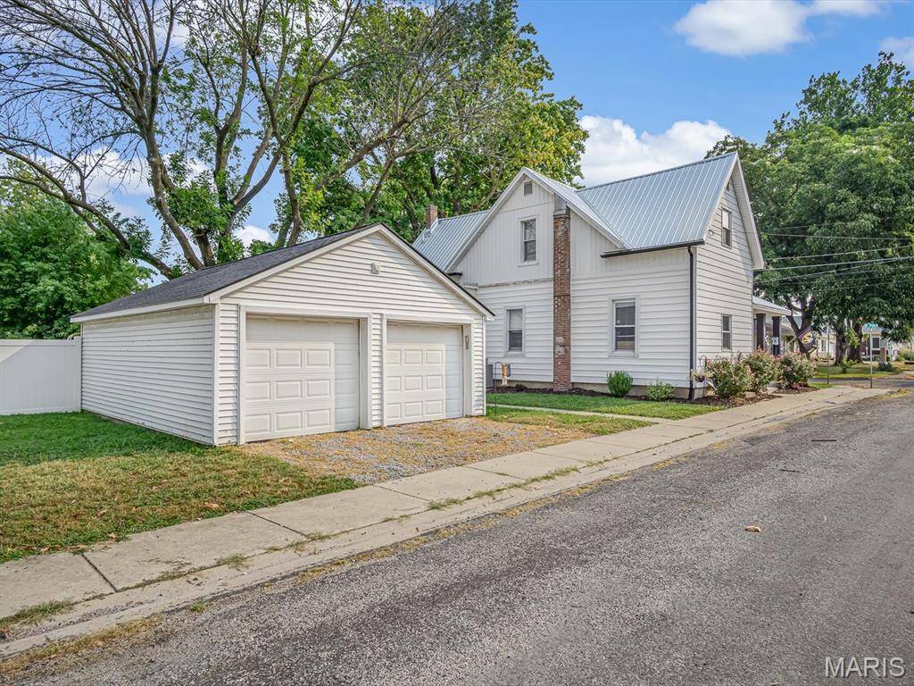 Millstadt, IL 62260,603 W White ST