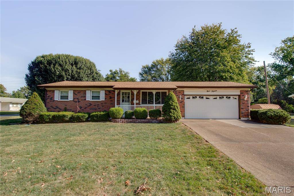 Florissant, MO 63031,915 Iris DR