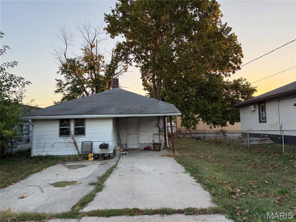 East Alton, IL 62024,109 S Shamrock ST