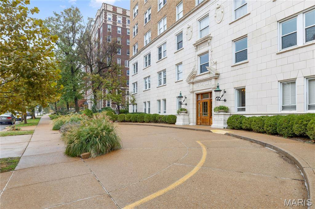 St Louis, MO 63105,709 S Skinker BLVD #703