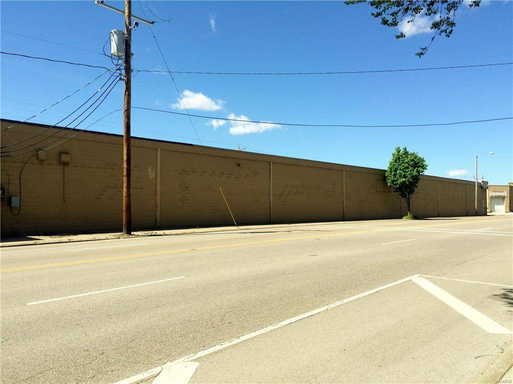 Alton, IL 62002,2525 E BROADWAY