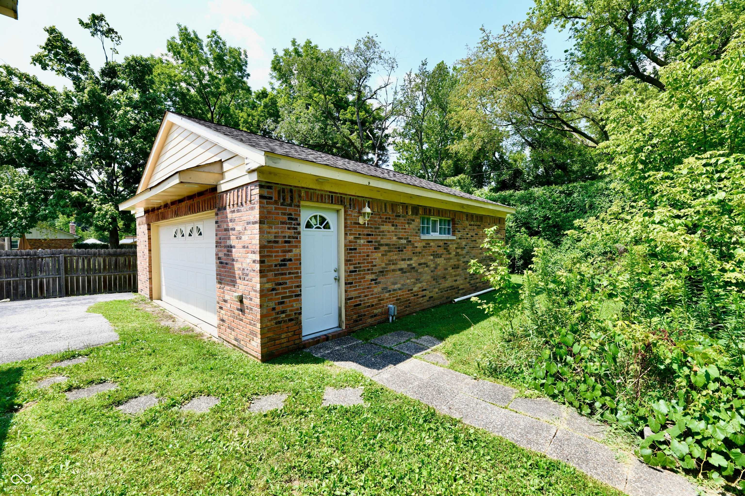 Indianapolis, IN 46228,944 Loughery LN