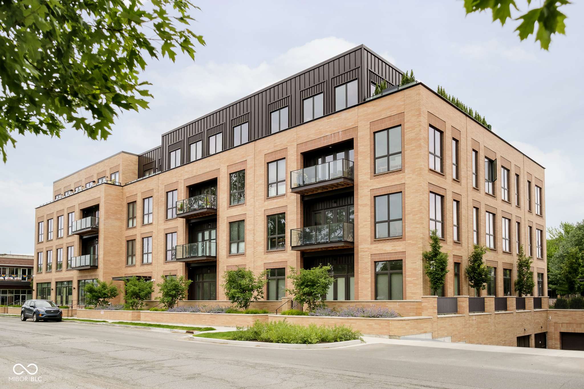 Indianapolis, IN 46202,877 N East ST #104