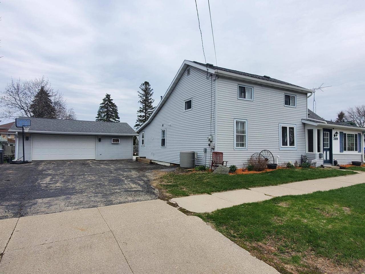 Watertown, WI 53094-7649,209 N Montgomery STREET