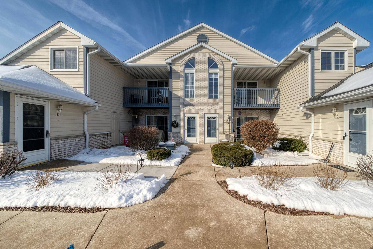 Pewaukee, WI 53072-5880,W240N2532 E Parkway Meadow CIR #8