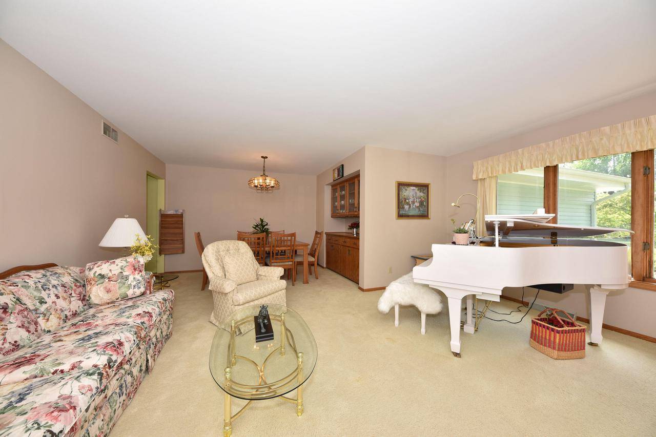 Mequon, WI 53097-3872,9906 N Concord DRIVE