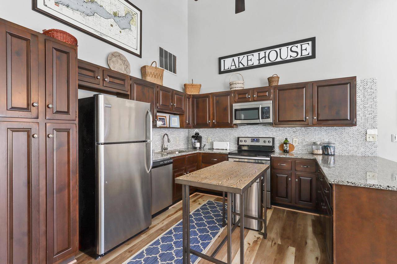 Fontana, WI 53125-1724,521 Bristol Oak COURT #A