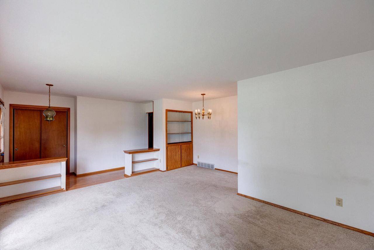 Greendale, WI 53129-2657,6086 Tulip LANE