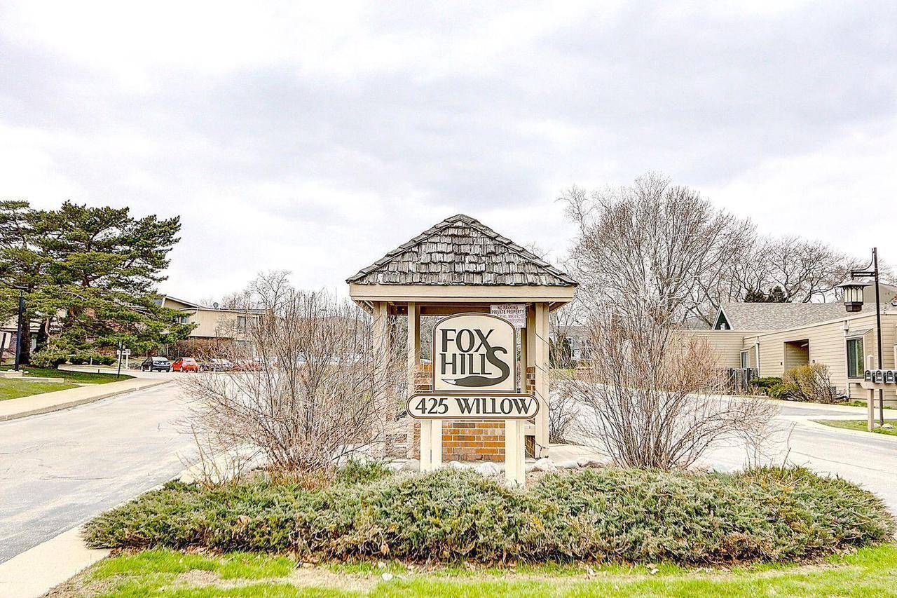 Fox Point, WI 53217,425 W Willow COURT #103