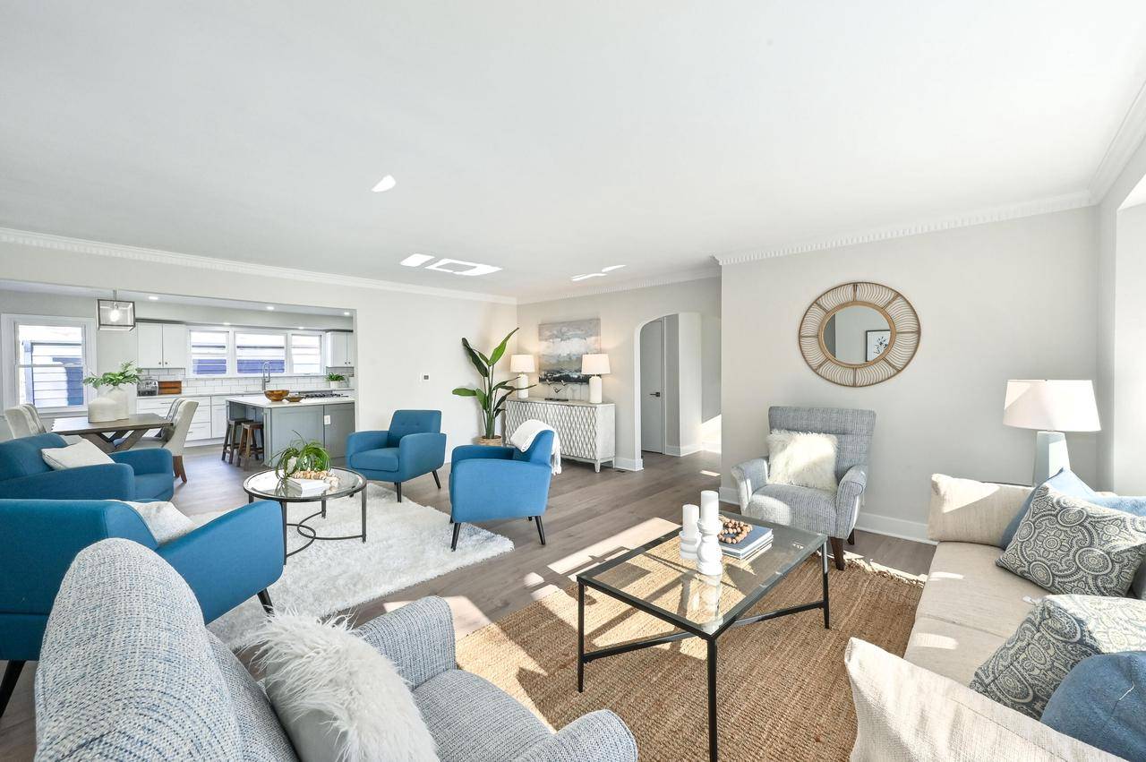 Fox Point, WI 53217,8033 N Santa Monica BOULEVARD