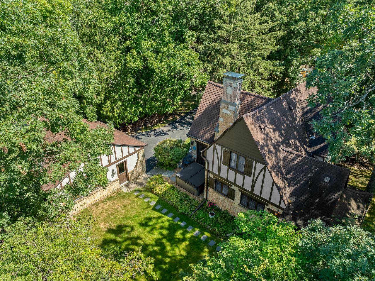 Fontana, WI 53125,784 Arrowhead DRIVE