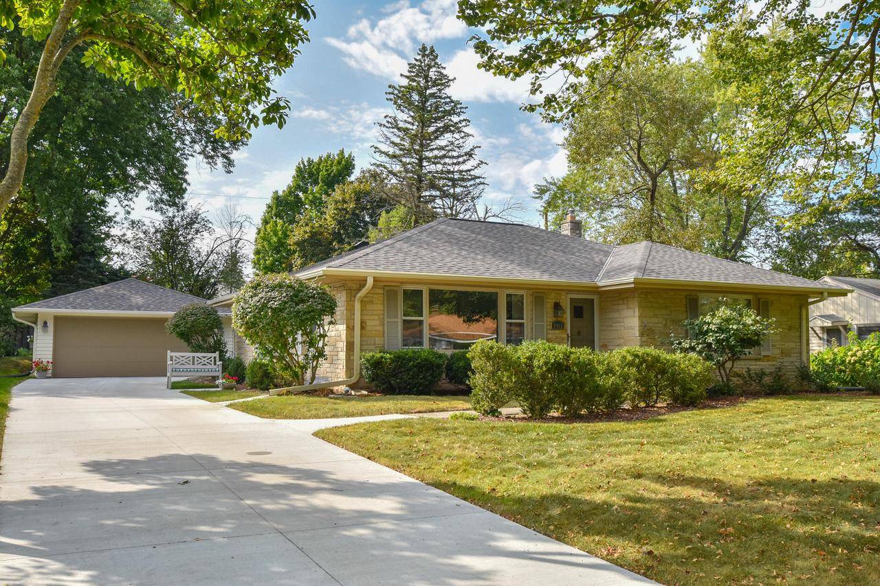 Fox Point, WI 53217-3457,7401 N Mohawk ROAD