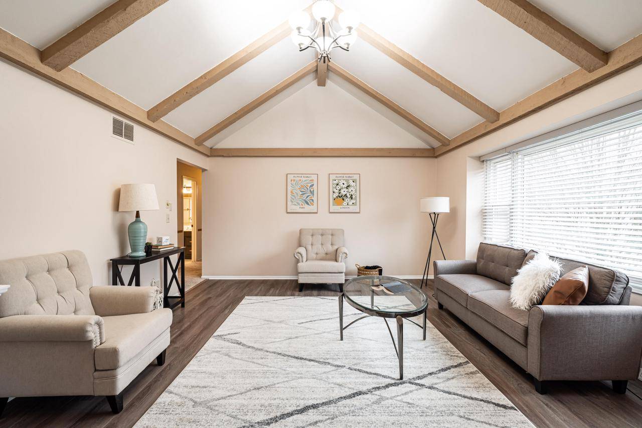 Mequon, WI 53092,12512 North Woodland DR