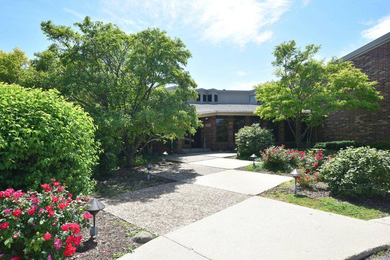 Fox Point, WI 53217-2658,425 W Willow COURT #151