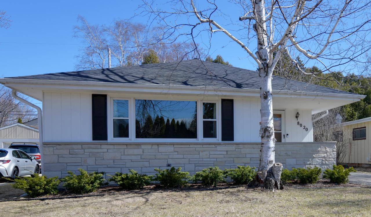 Fox Point, WI 53217-2720,8020 N Mohawk ROAD