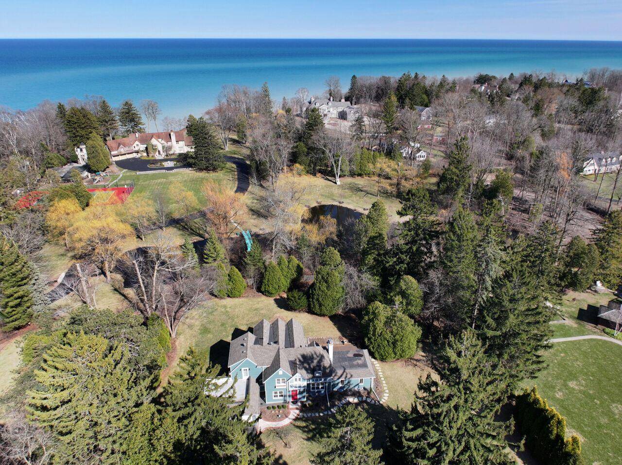Bayside, WI 53217-1446,9318 N Lake DRIVE