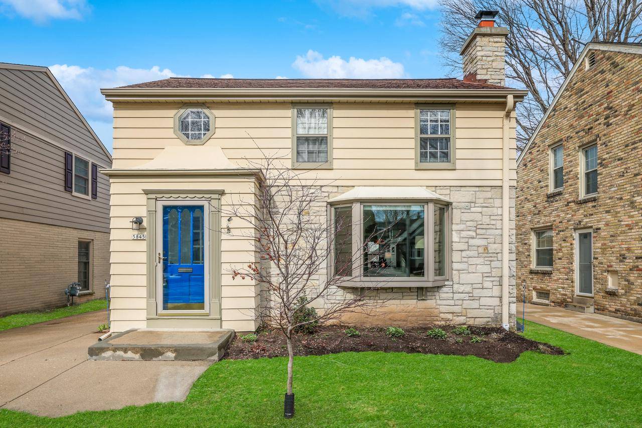 Whitefish Bay, WI 53217-4621,5845 N Shoreland AVENUE