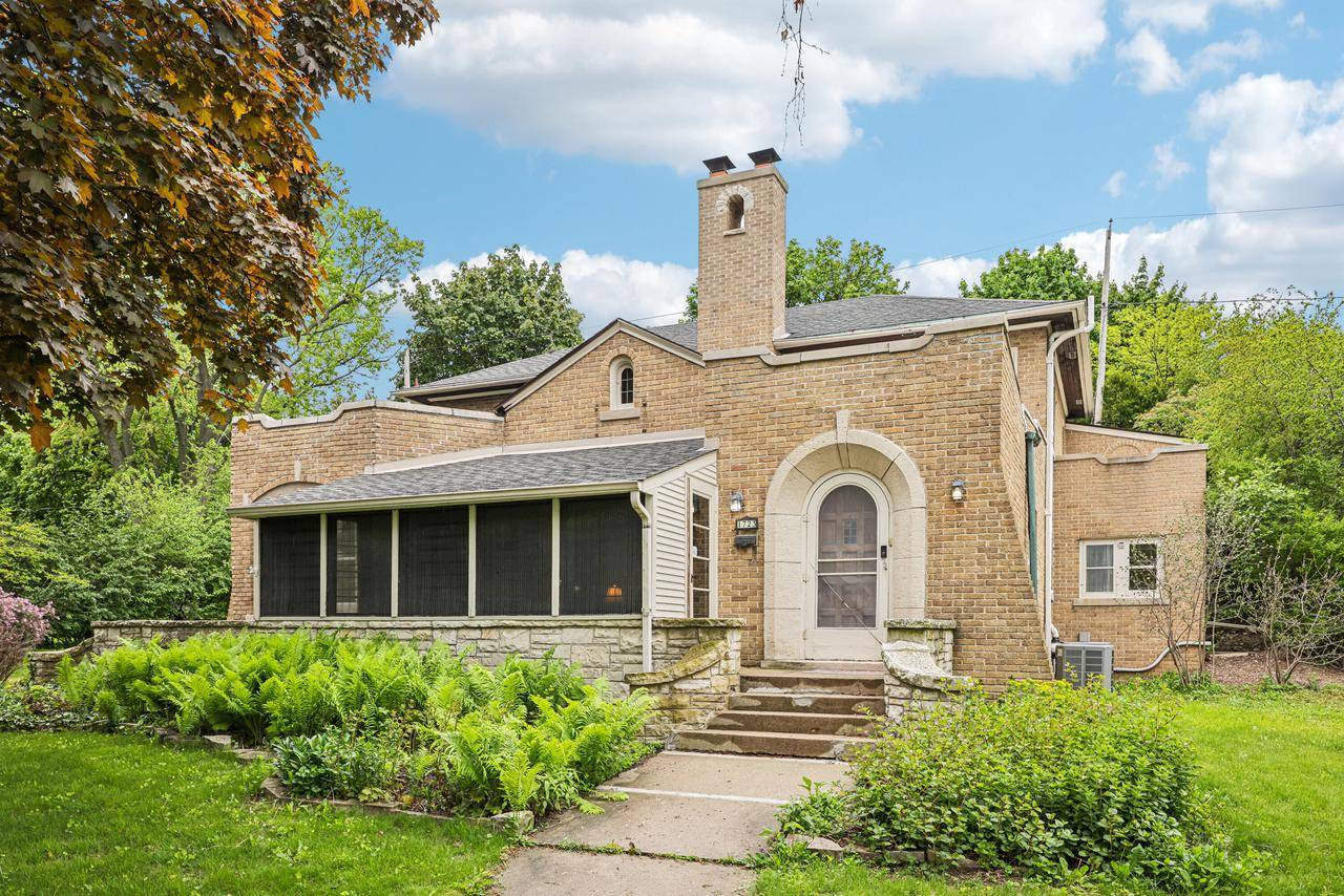 Wauwatosa, WI 53213-2319,1723 Alta Vista AVENUE