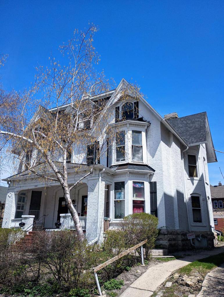 Milwaukee, WI 53202,1502 E Royall PLACE