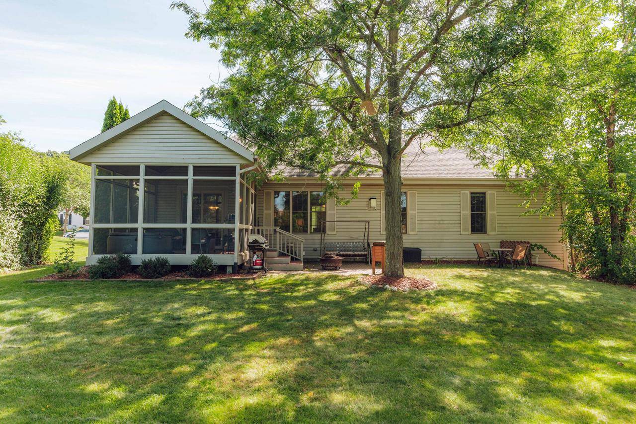Waukesha, WI 53189,1942 Foxcroft LANE