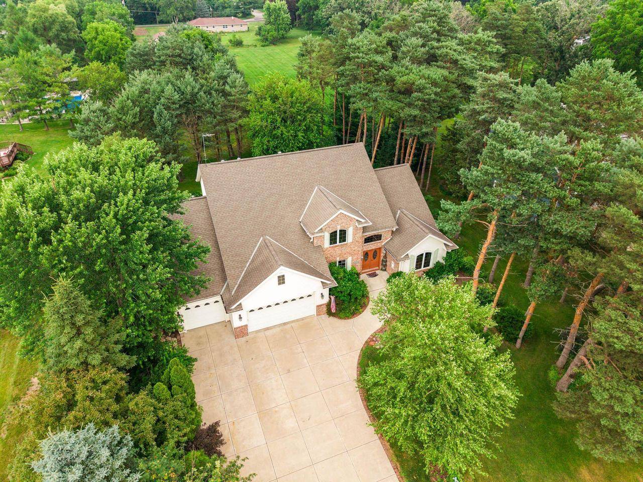 Dousman, WI 53118-8811,412 Sand Hill LANE